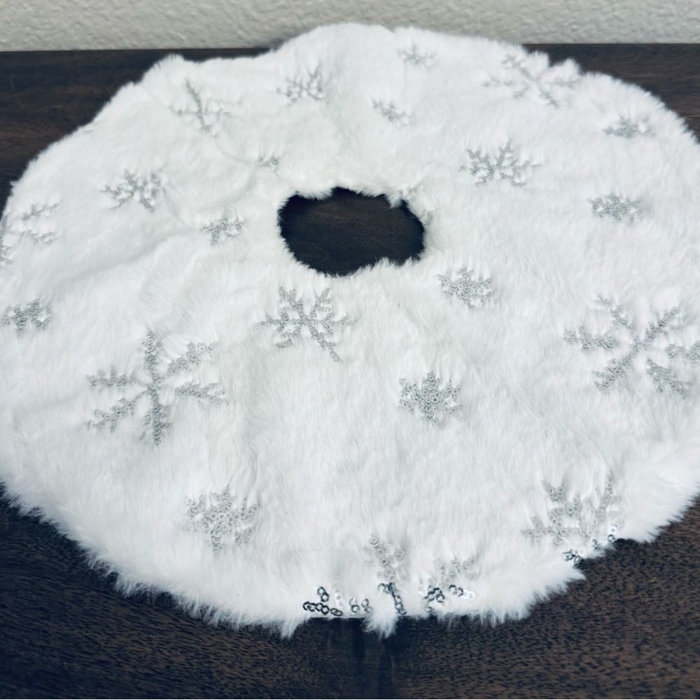 Christmas Faux Fur Sequin Snowflake Table Top Tree Skirt